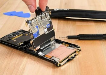 Yeni Motorola Razr Parçalarına Ayrıldı!