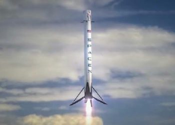 SpaceX Falcon 9 Roketi Açık Havada Sergileniyor