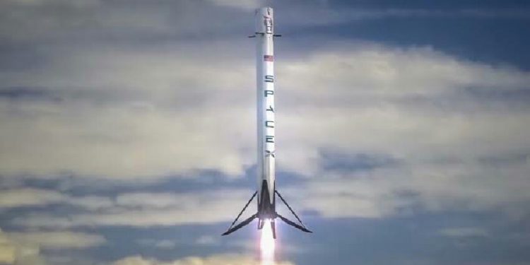 SpaceX Falcon 9 Roketi Açık Havada Sergileniyor