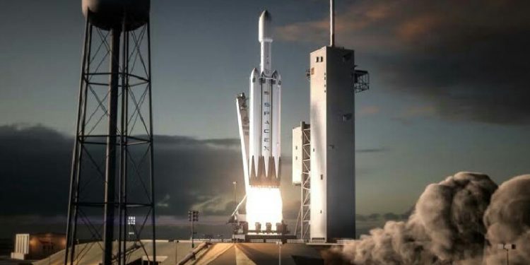 SpaceX Falcon 9 Roketi Açık Havada Sergileniyor