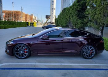 Elon Musk yeni Model S prototipini alışılmadık bir renkte kullanıyor