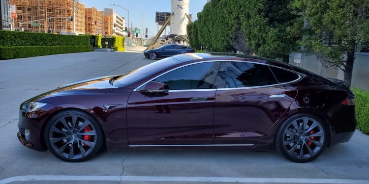 Elon Musk yeni Model S prototipini alışılmadık bir renkte kullanıyor
