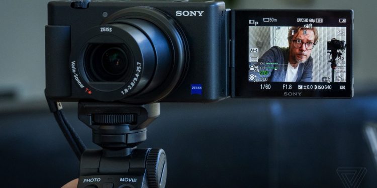 SONY’nin ilk VLOG kamerası ZV-1