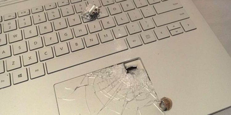 Microsoft Surface Book sahibinin hayatını kurtardı