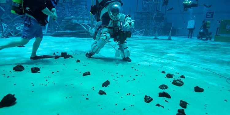 NASA, Ay’da kullanılacak “son moda” kıyafetlerini test etti!