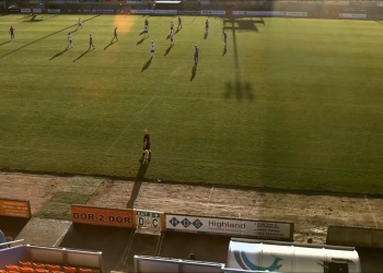 Yapay zeka kamera operatörü, canlı yayında kel kafayı futbol topuyla defalarca karıştırdı