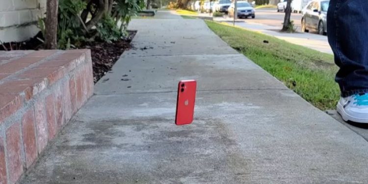 iPhone 12 mini düşürme testi! Seramik kalkan yok edilemez görünüyor