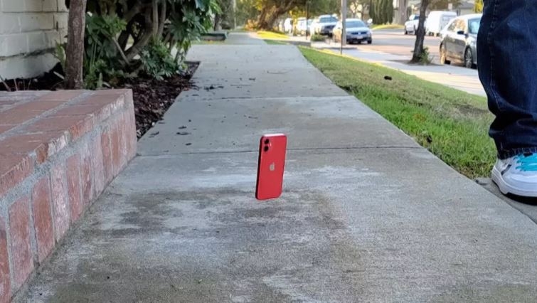 iPhone 12 mini düşürme testi! Seramik kalkan yok edilemez görünüyor