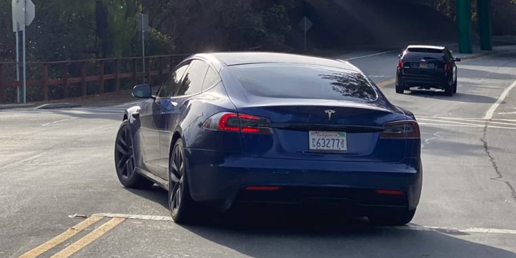 Yenilenmiş Tesla Model S canlı olarak görüldü