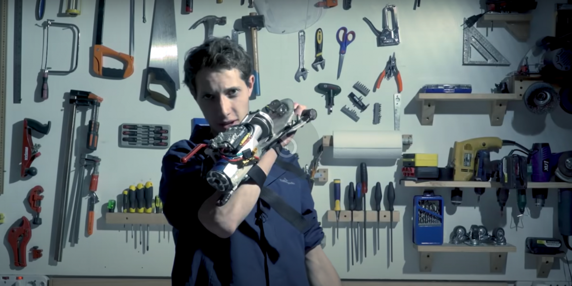 Bir yılda çalışan kancalı tabanca yaptı