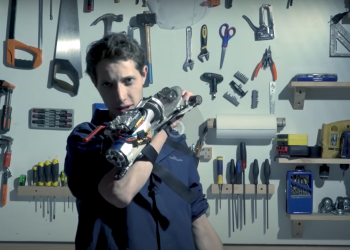 Bir yılda çalışan kancalı tabanca yaptı