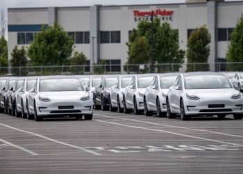 Tesla Kaliforniya’da Model 3 üretimini durdurdu