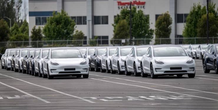 Tesla Kaliforniya’da Model 3 üretimini durdurdu