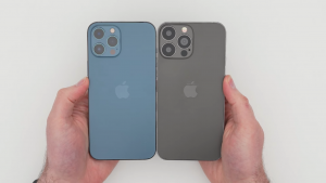 iPhone 13 Pro Max (sağ) ve iPhone 12 Pro Max (sol)