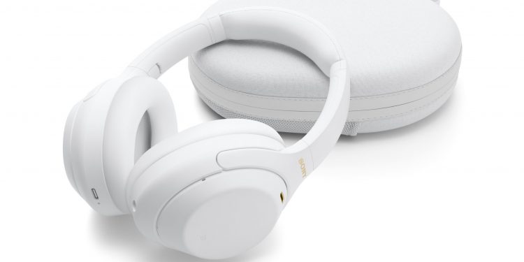 Sony WH-1000XM4 Silent White Kablosuz Kulaklığı Sunuyor