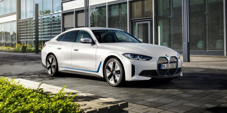BMW i4 EV ve iX SUV modellerinin fiyatları belli oldu