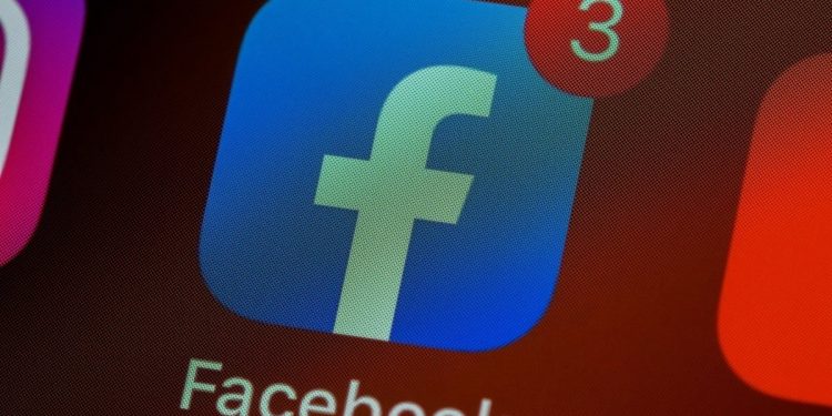 Apple, Facebook Uygulamasını App Store’dan Kaldırmakla Tehdit Ediyor