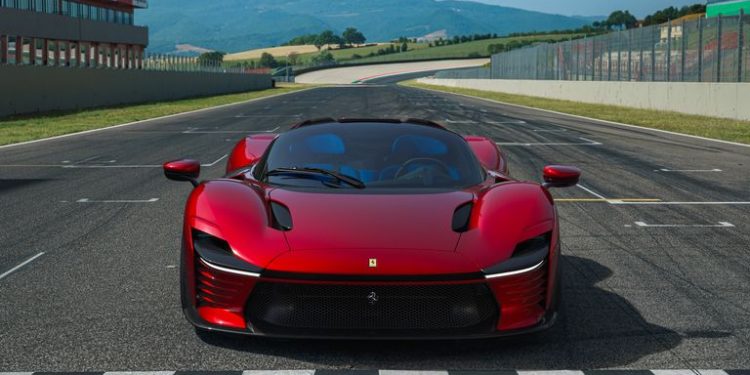 Ferrari Daytona SP3 Aracını Tanıttı