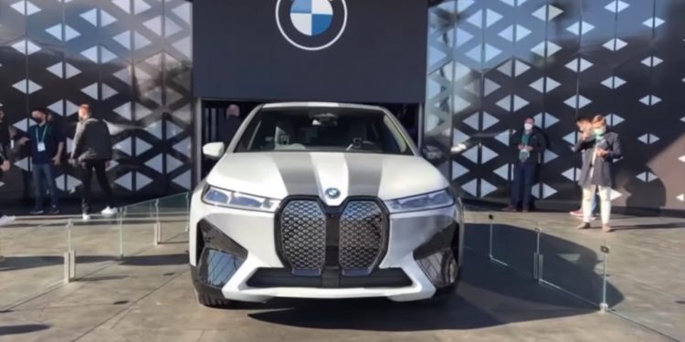 Renk Değiştiren BMW iX Flow Aracı Tanıtıldı