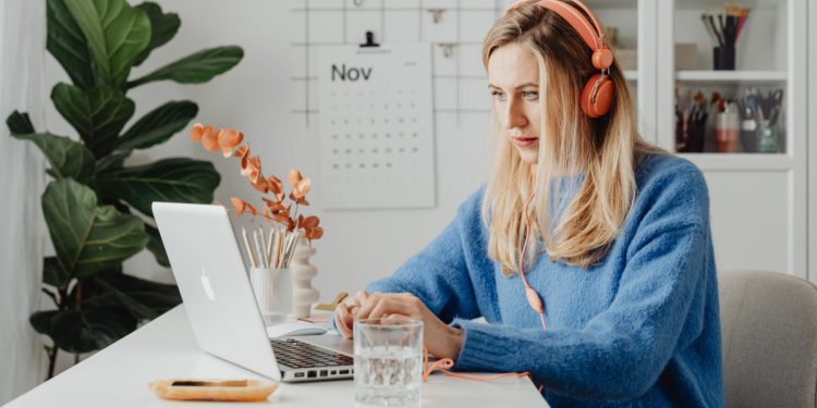 Mırıldanarak Şarkı Bulma