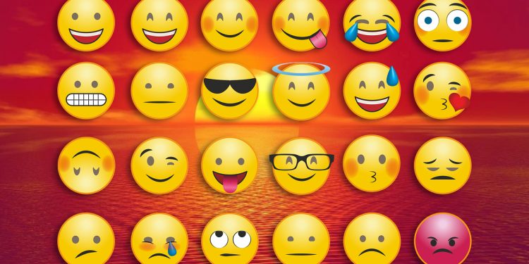 En İyi 5 Emoji Yapma Sitesi