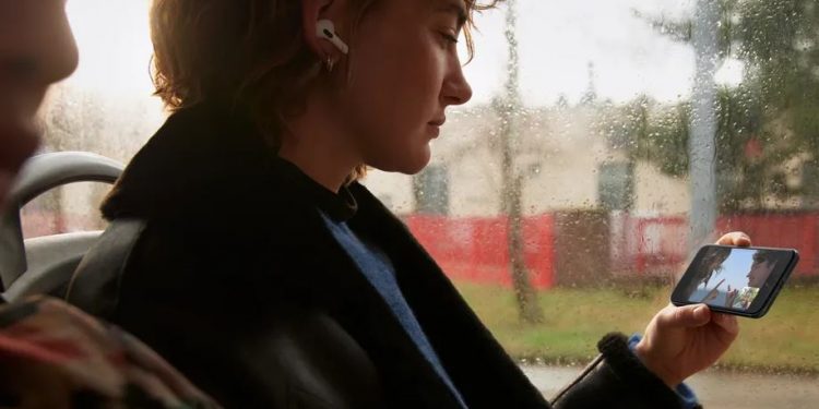 Yeni iPhone SE Mi, Android Rakipleri Mi?