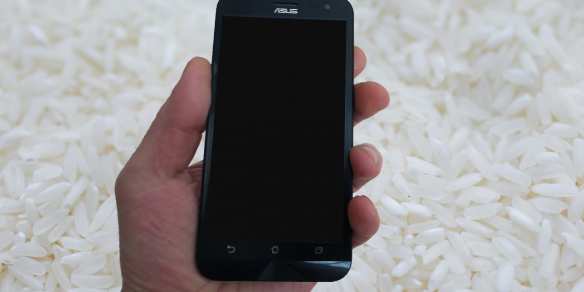 Suya Düşen Telefonu Pirince Yatırmak İşe Yarıyor mu?