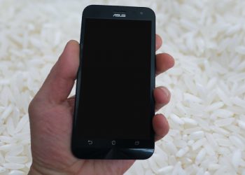 Suya Düşen Telefonu Pirince Yatırmak İşe Yarıyor mu?