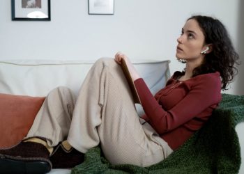 Uzun Süre Kulaklık Takmanın Zararları Neler?