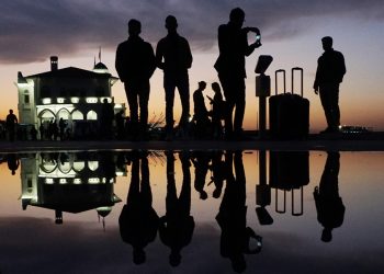 Gün Batımında İnsan Silüetleri