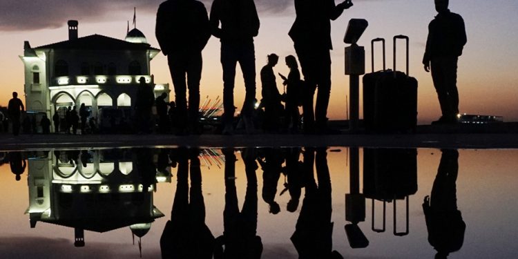 Gün Batımında İnsan Silüetleri