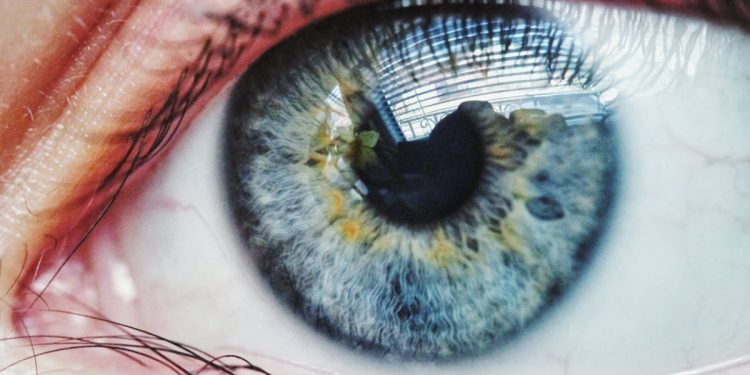 Lensle Uyumak Zararlı mı?