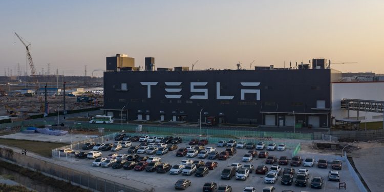 Tesla Teslimatlarında Düşüş Yaşıyor