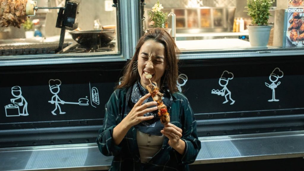 Mukbang Nedir? Mukbang Yapanlar Nasıl Kilo Almıyor?