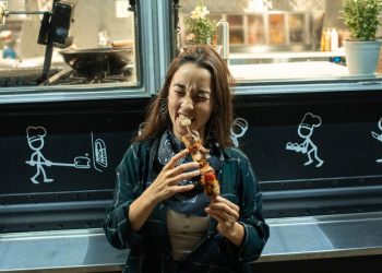 Mukbang Nedir? Mukbang Yapanlar Nasıl Kilo Almıyor?