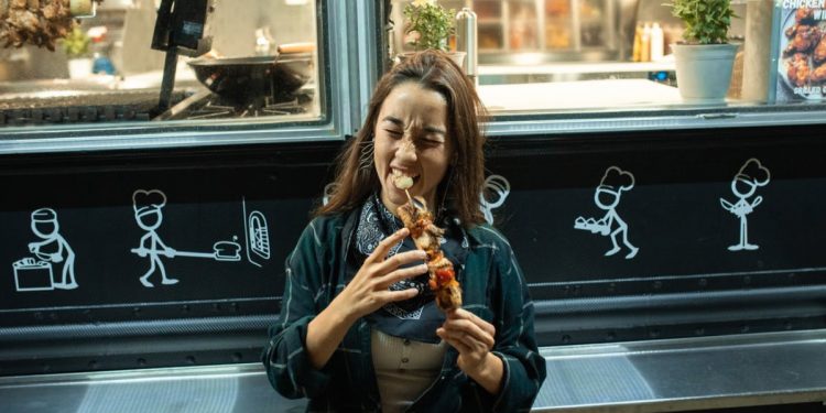 Mukbang Nedir? Mukbang Yapanlar Nasıl Kilo Almıyor?