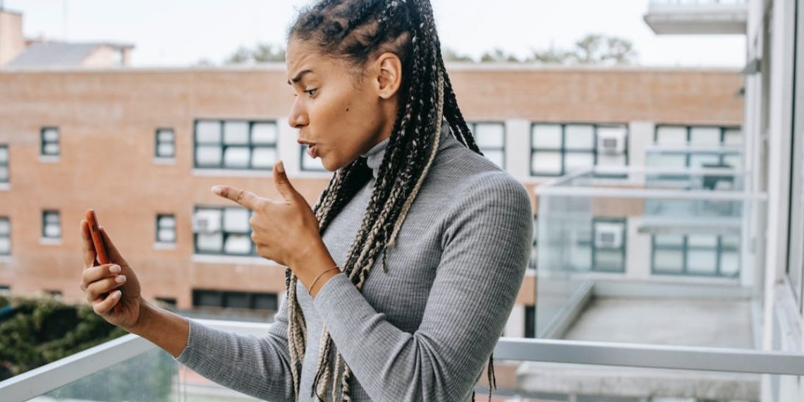 Telefonla Konuşurken Ekran Kapanmıyor