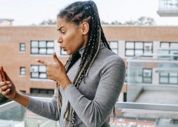 Telefonla Konuşurken Ekran Kapanmıyor