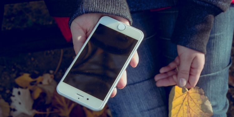 AMOLED Ekran Nedir? LCD ile Farkı Nedir?