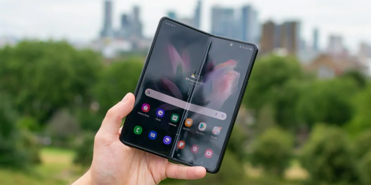 Samsung Galaxy Z Fold 3 Ekranı Çatlıyor