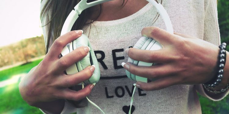 Kulaklıktan cızırtı gelmesi