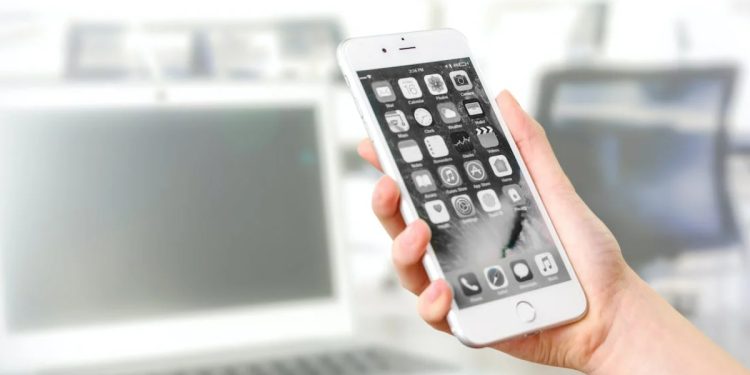 Telefon Ekranı Siyah Beyaz Oldu, Nasıl Düzeltilir?