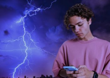 Şimşek Çakarken Telefon Kullanmak Güvenli mi?