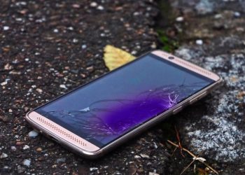 Telefon Ekranında Mor Leke: Nedeni ve Çözümü