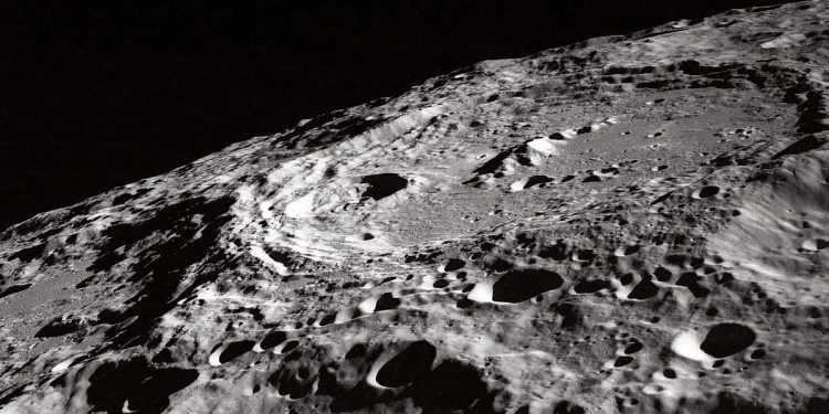 Bilim İnsanları Ay'ın İçinde Ne Olduğunu Doğruladı