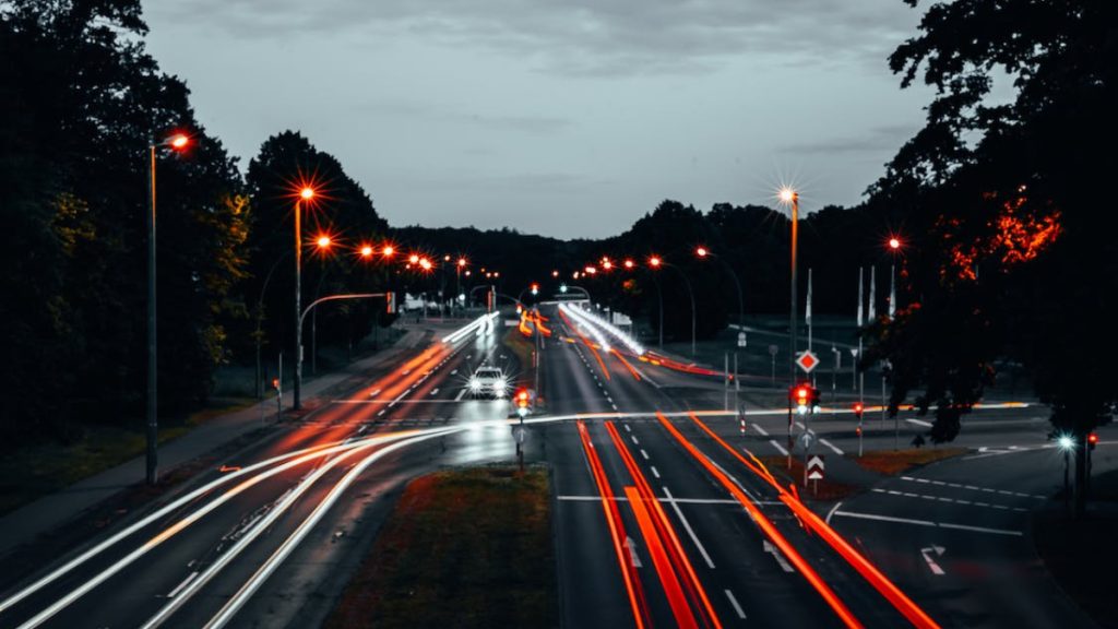 Japonya'da Elektrikli Araçlar Işıklarda Beklerken Şarj Olacak