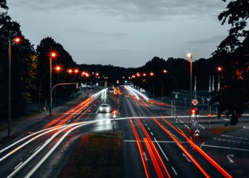 Japonya'da Elektrikli Araçlar Işıklarda Beklerken Şarj Olacak