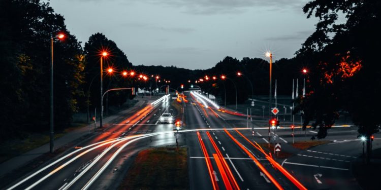 Japonya'da Elektrikli Araçlar Işıklarda Beklerken Şarj Olacak