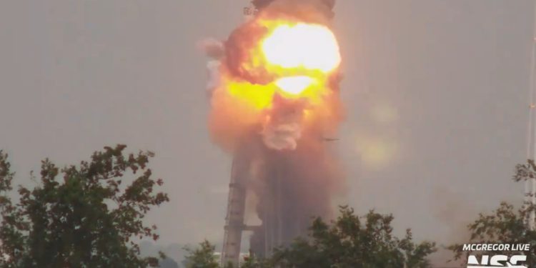 SpaceX'in Fırlatma Tesisinde Raptor Motoru Patladı (Video)