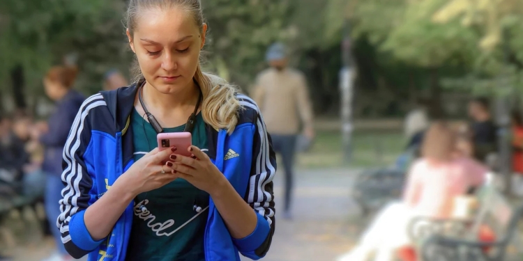 Biriyle Konuşurken Başkasının Aradığını Görme Nasıl Yapılır?